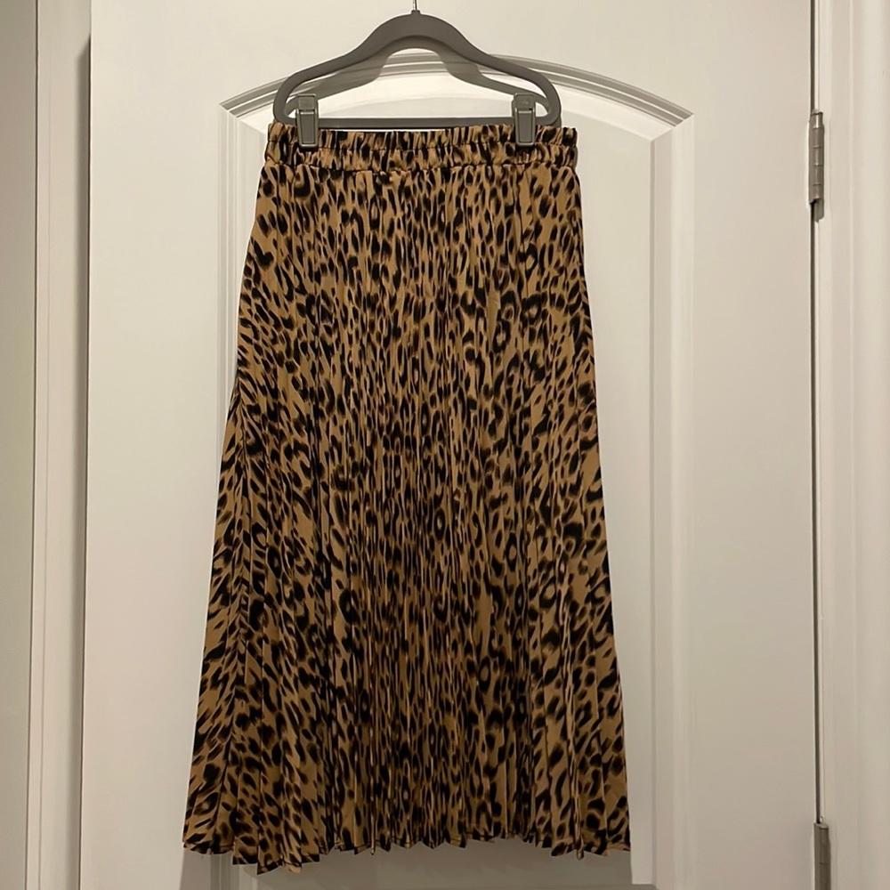 Leopard pleated midi skirt by Chartou